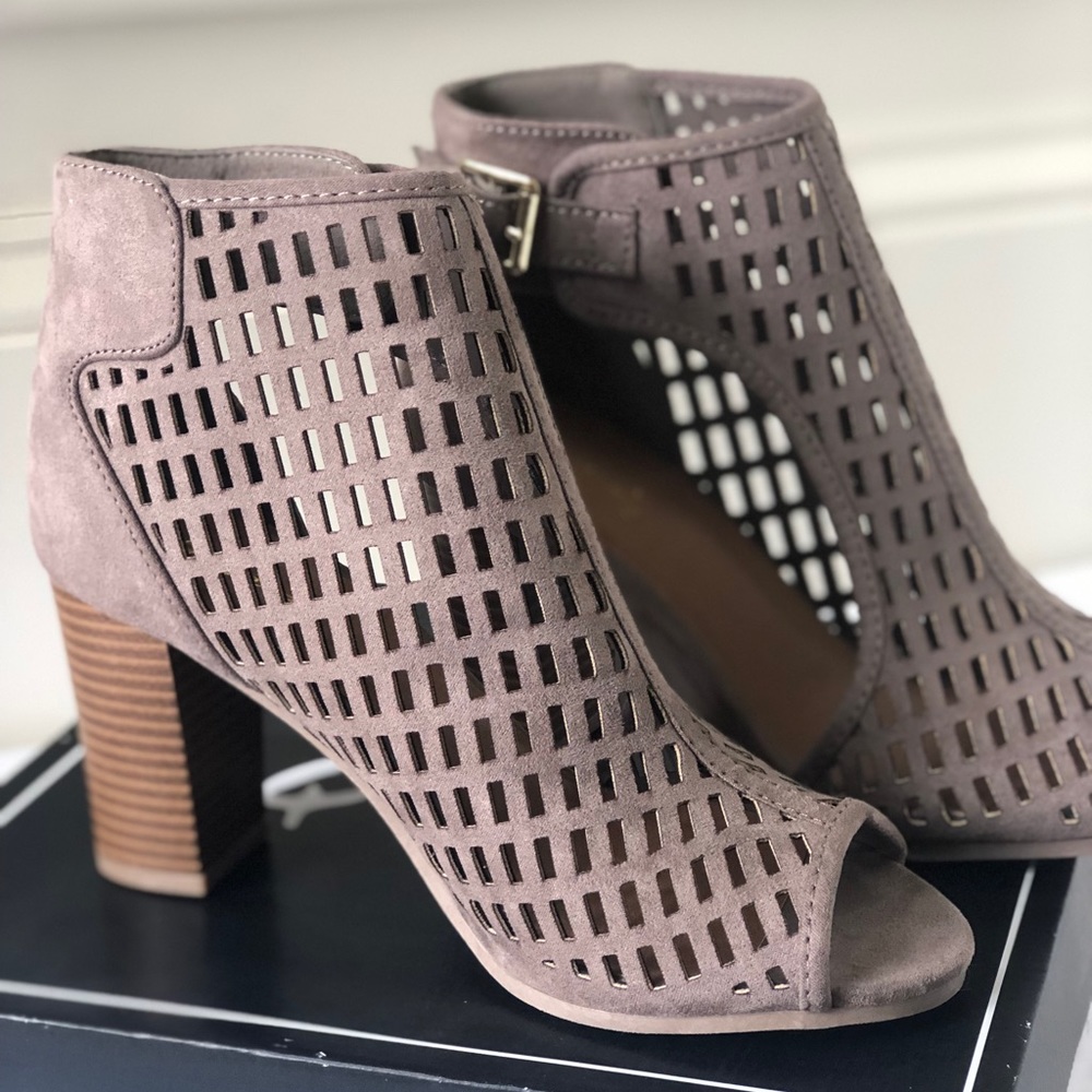 Shoes  Brand NEW IN BOX 3.5 “ heel - Picture 2 of 7